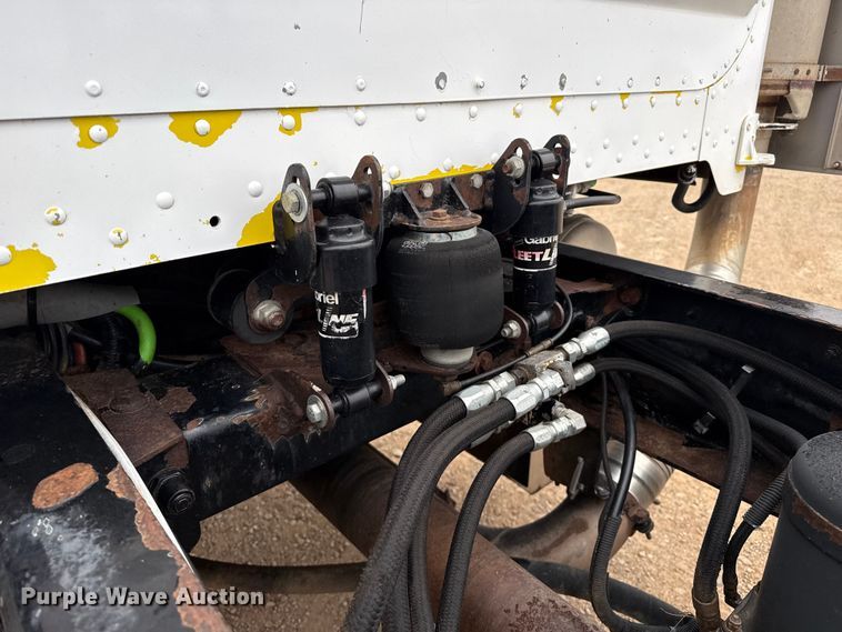 image for item FB6792 2001 Peterbilt 379 semi truck