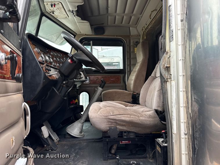 image for item FB6792 2001 Peterbilt 379 semi truck