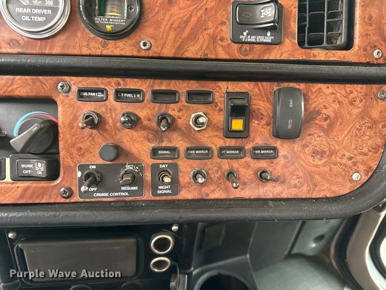 image for item FB6792 2001 Peterbilt 379 semi truck
