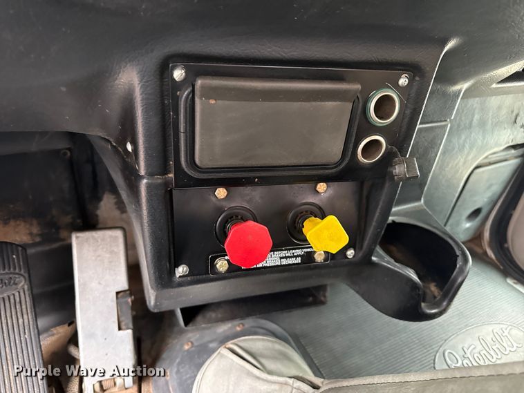image for item FB6792 2001 Peterbilt 379 semi truck