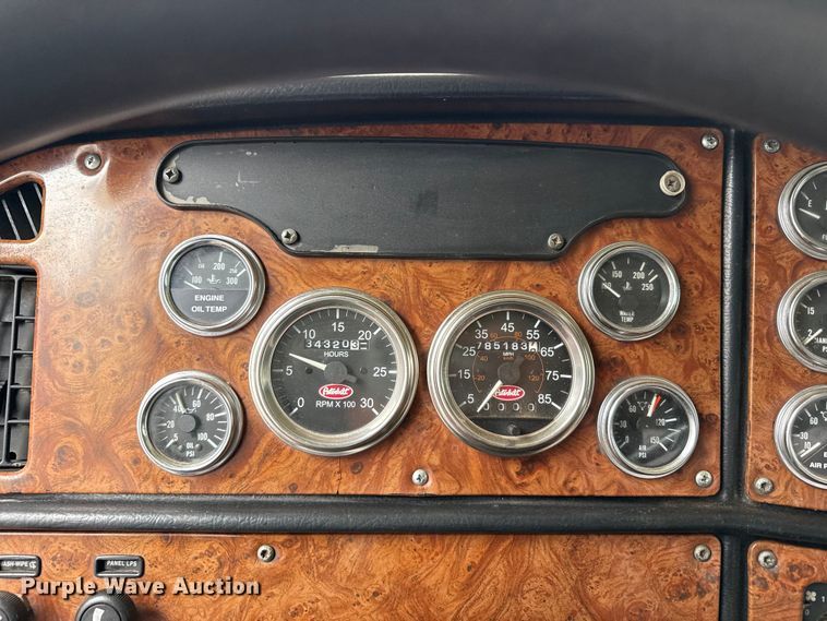 image for item FB6792 2001 Peterbilt 379 semi truck