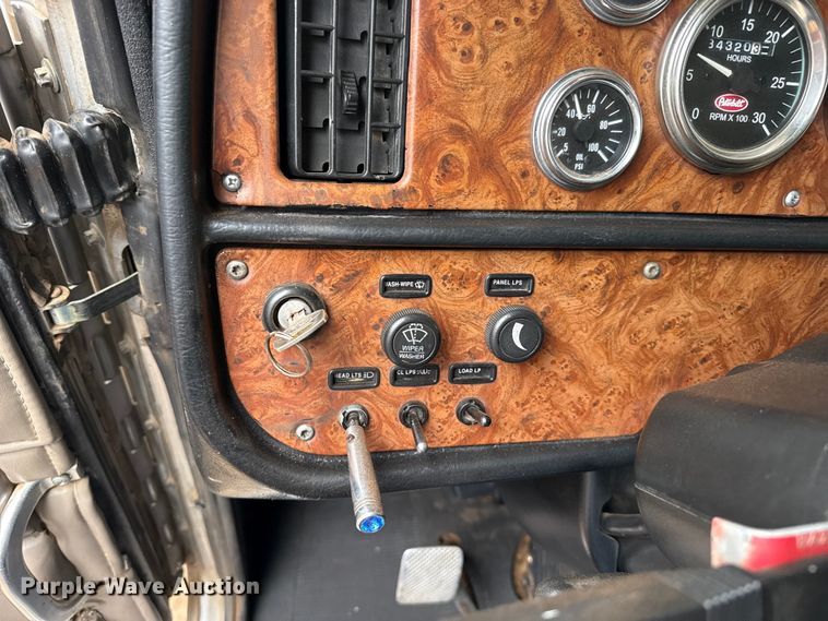 image for item FB6792 2001 Peterbilt 379 semi truck