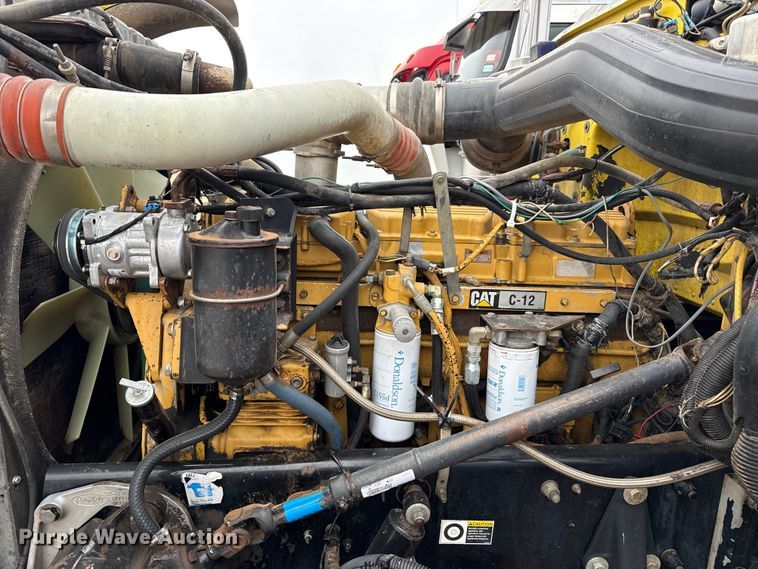 image for item FB6792 2001 Peterbilt 379 semi truck