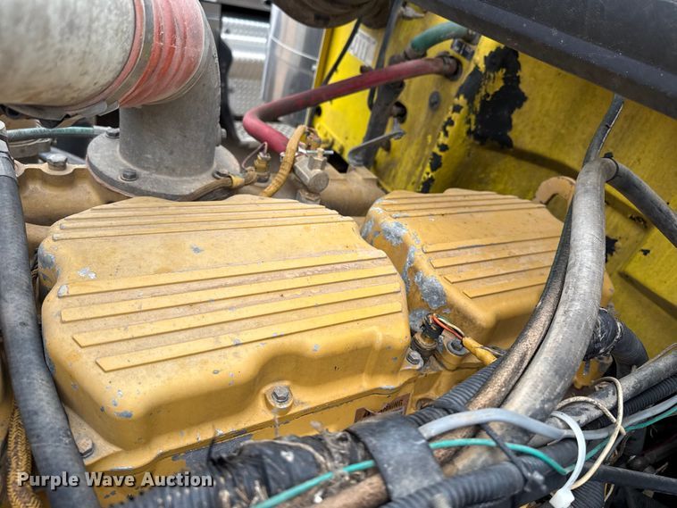 image for item FB6792 2001 Peterbilt 379 semi truck