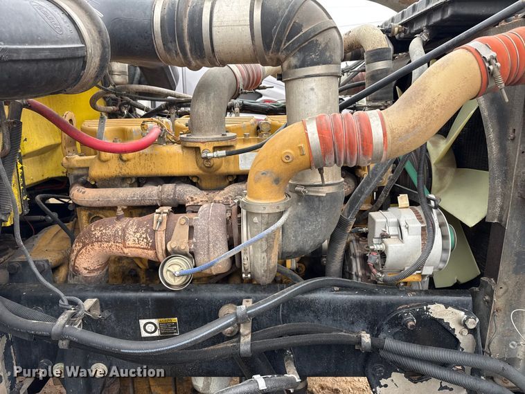 image for item FB6792 2001 Peterbilt 379 semi truck