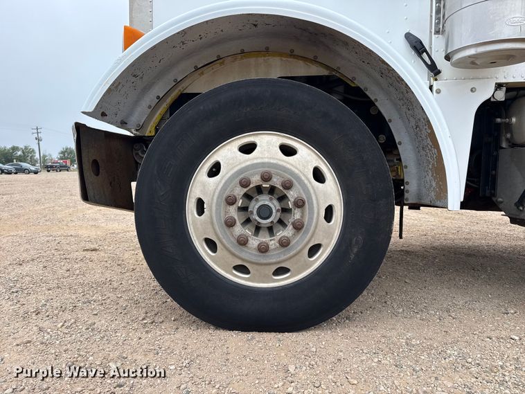 image for item FB6792 2001 Peterbilt 379 semi truck