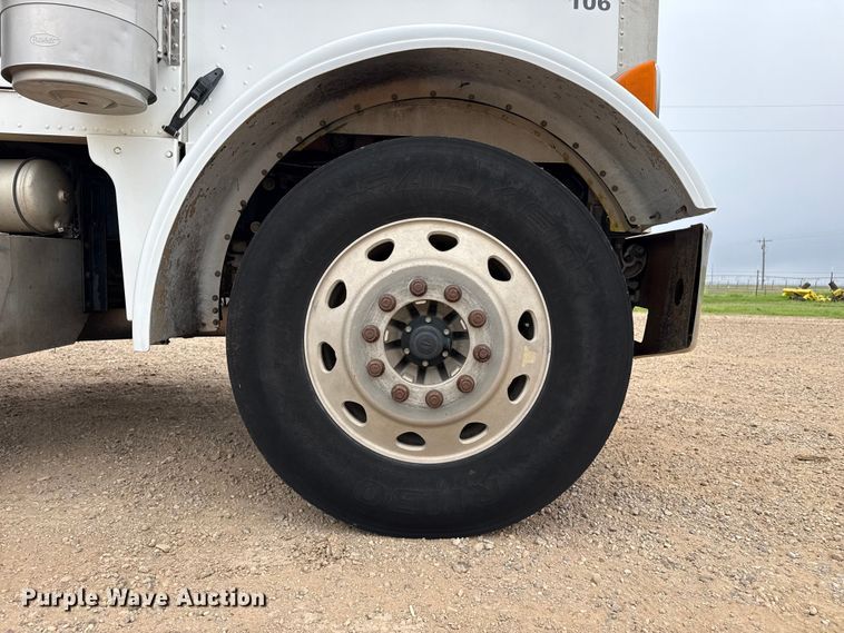 image for item FB6792 2001 Peterbilt 379 semi truck