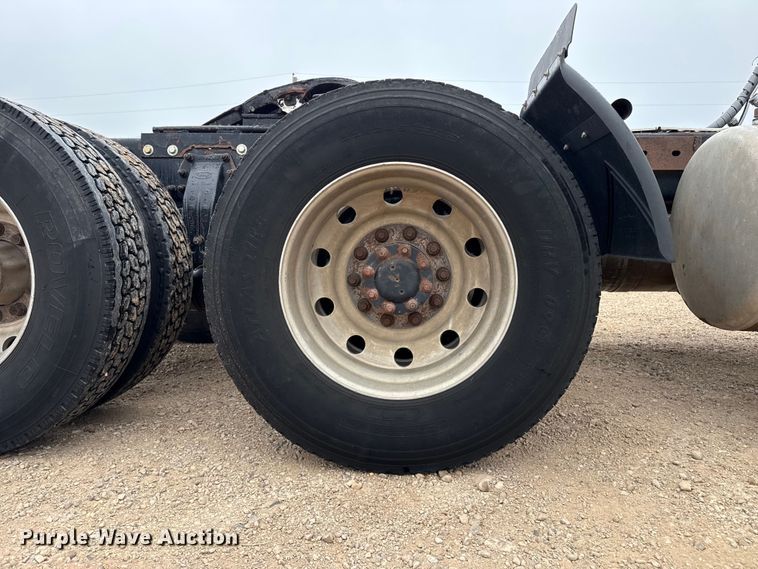image for item FB6792 2001 Peterbilt 379 semi truck