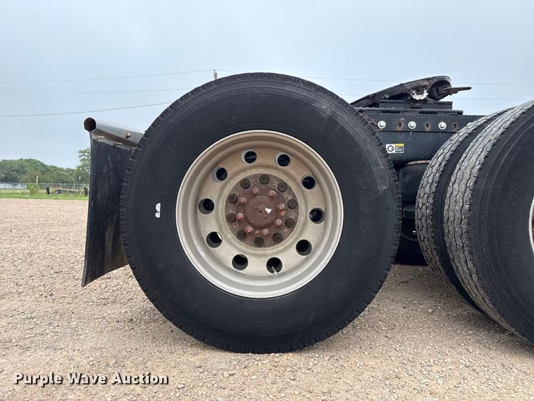 image for item FB6792 2001 Peterbilt 379 semi truck
