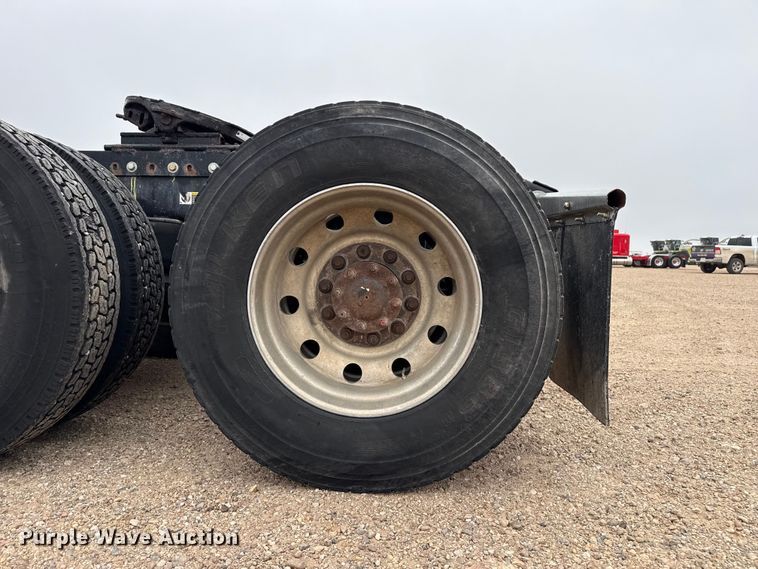 image for item FB6792 2001 Peterbilt 379 semi truck