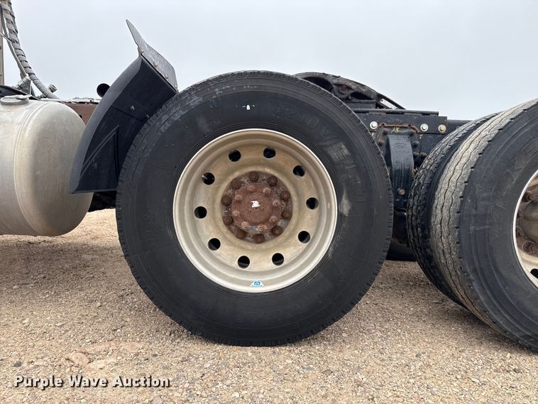 image for item FB6792 2001 Peterbilt 379 semi truck