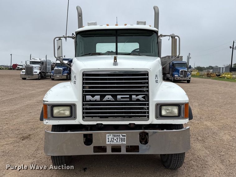 image for item FB6793 2004 Mack CH613 semi truck