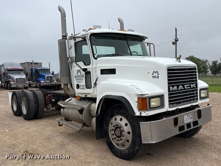 image for item FB6793 2004 Mack CH613 semi truck