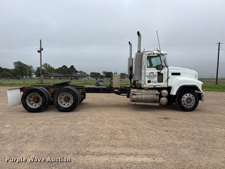 image for item FB6793 2004 Mack CH613 semi truck