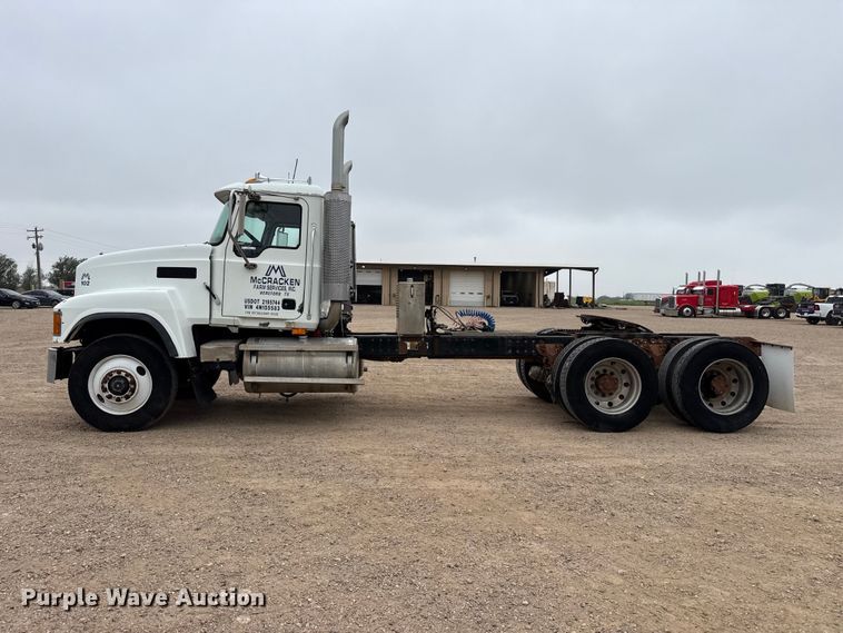 image for item FB6793 2004 Mack CH613 semi truck
