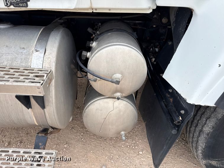 image for item FB6793 2004 Mack CH613 semi truck