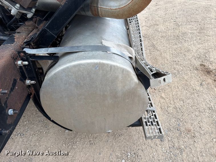 image for item FB6793 2004 Mack CH613 semi truck
