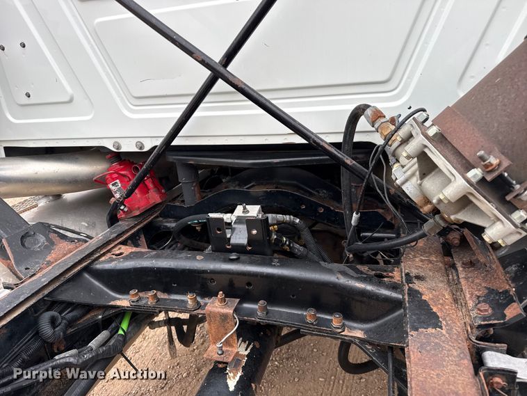 image for item FB6793 2004 Mack CH613 semi truck