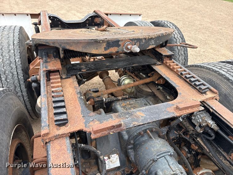 image for item FB6793 2004 Mack CH613 semi truck