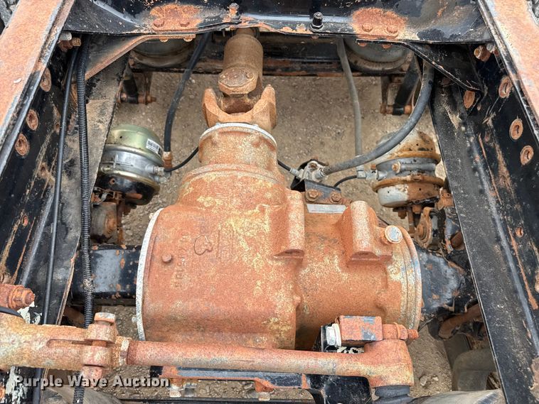 image for item FB6793 2004 Mack CH613 semi truck