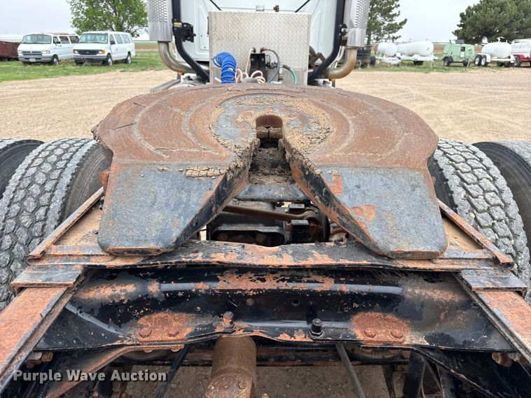 image for item FB6793 2004 Mack CH613 semi truck