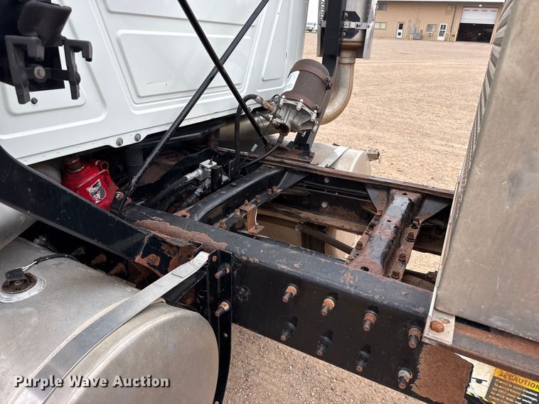 image for item FB6793 2004 Mack CH613 semi truck