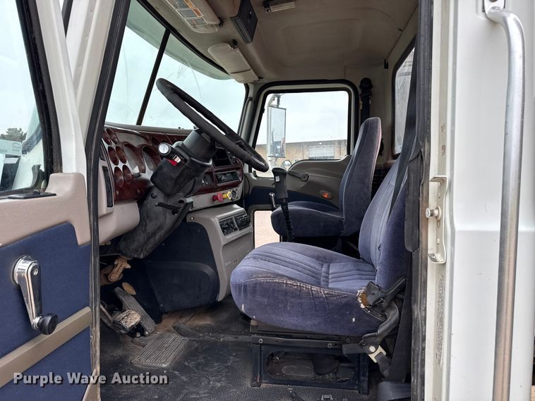 image for item FB6793 2004 Mack CH613 semi truck