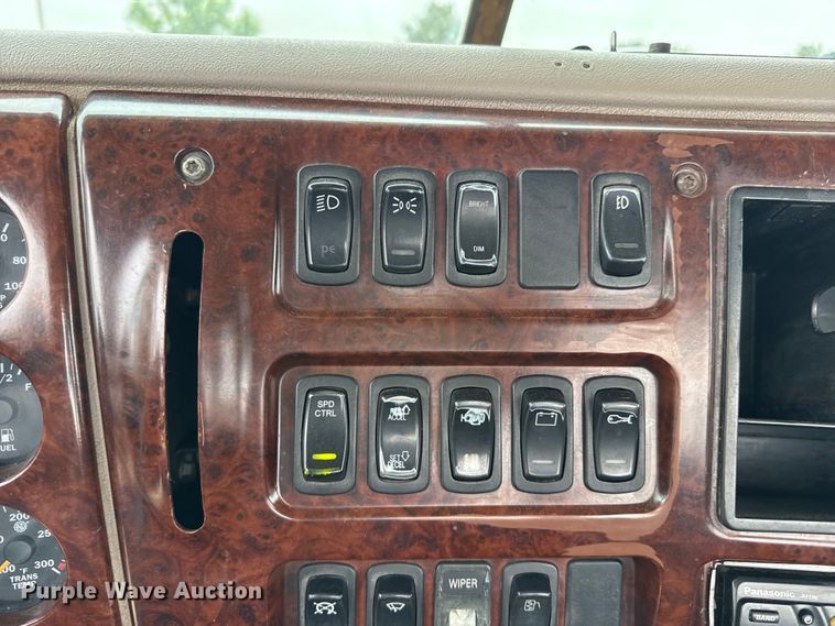 image for item FB6793 2004 Mack CH613 semi truck