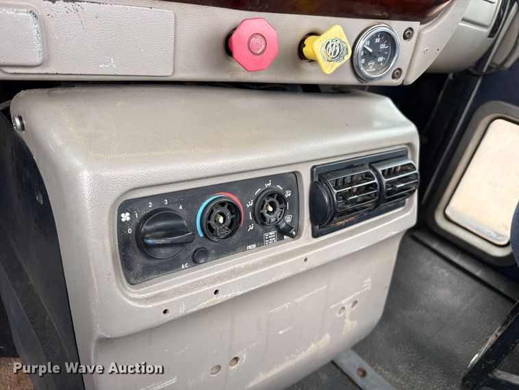 image for item FB6793 2004 Mack CH613 semi truck