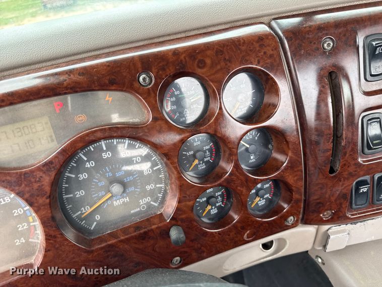 image for item FB6793 2004 Mack CH613 semi truck
