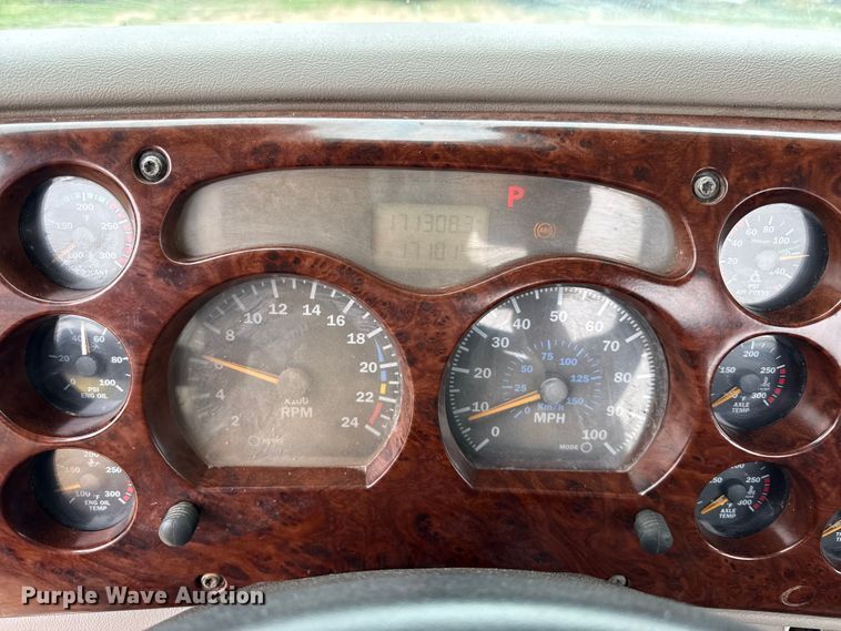 image for item FB6793 2004 Mack CH613 semi truck