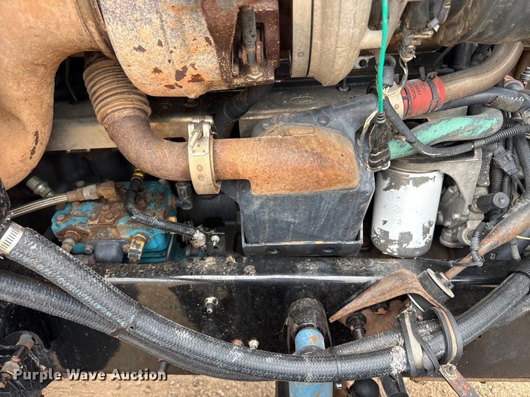 image for item FB6793 2004 Mack CH613 semi truck
