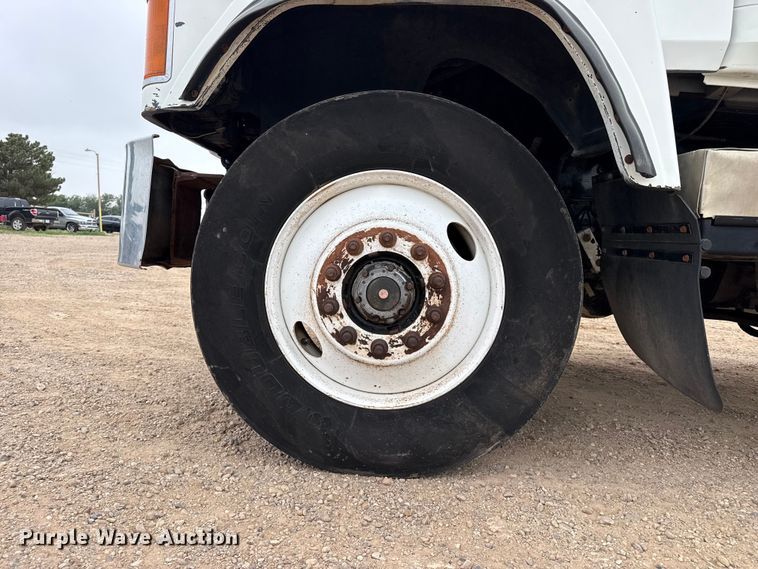 image for item FB6793 2004 Mack CH613 semi truck