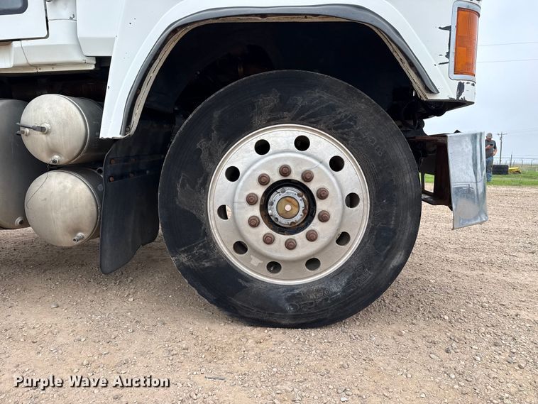 image for item FB6793 2004 Mack CH613 semi truck