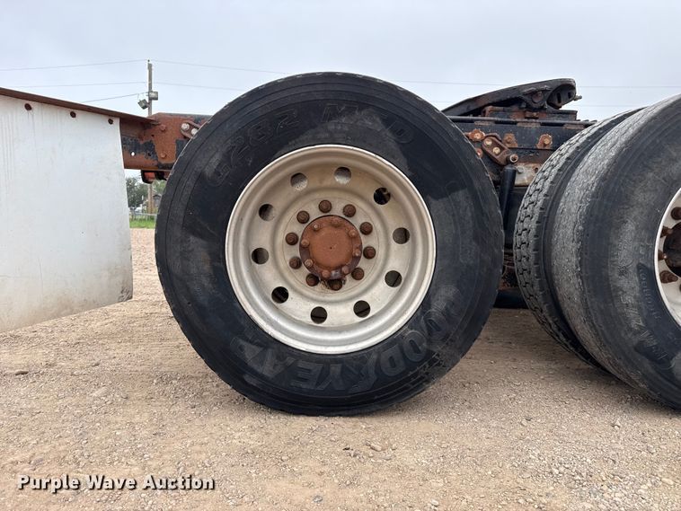 image for item FB6793 2004 Mack CH613 semi truck