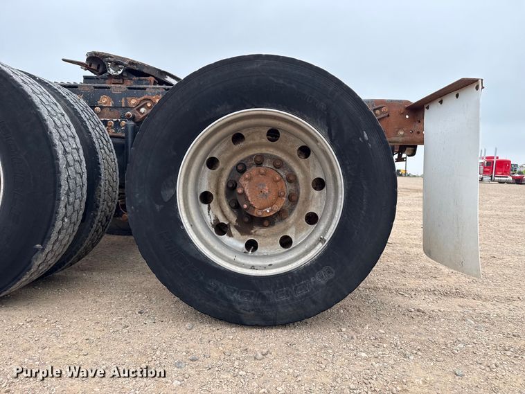 image for item FB6793 2004 Mack CH613 semi truck