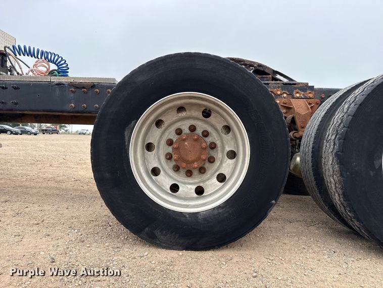 image for item FB6793 2004 Mack CH613 semi truck