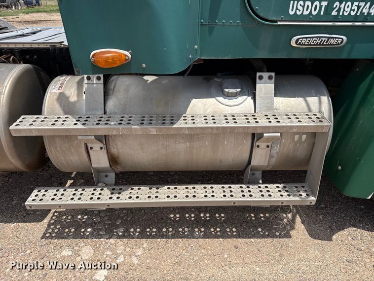 image for item FB6799 2003 Freightliner semi truck