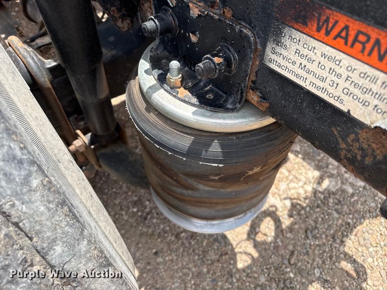 image for item FB6799 2003 Freightliner semi truck