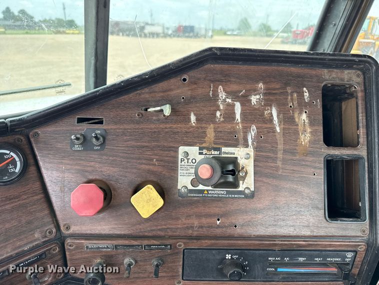 image for item FB6799 2003 Freightliner semi truck