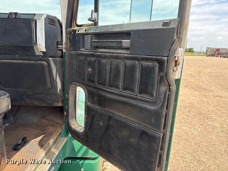 image for item FB6799 2003 Freightliner semi truck