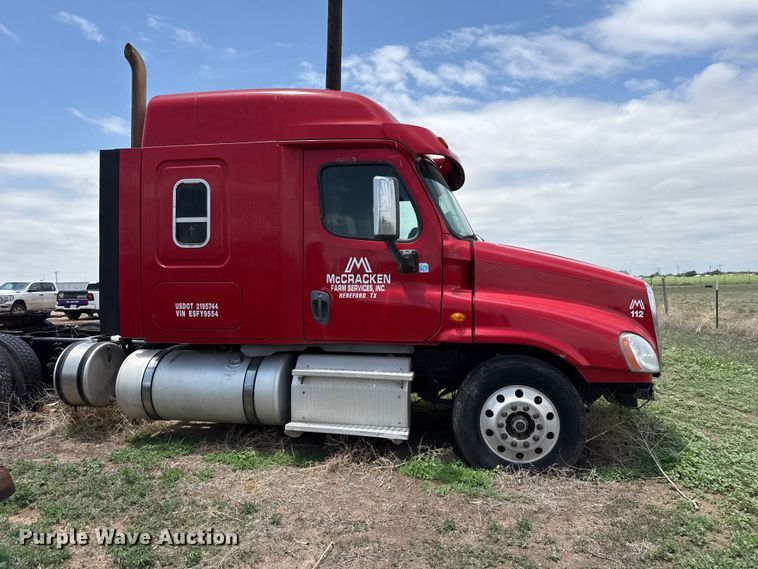 image for item FB6800 2014 Freightliner semi truck