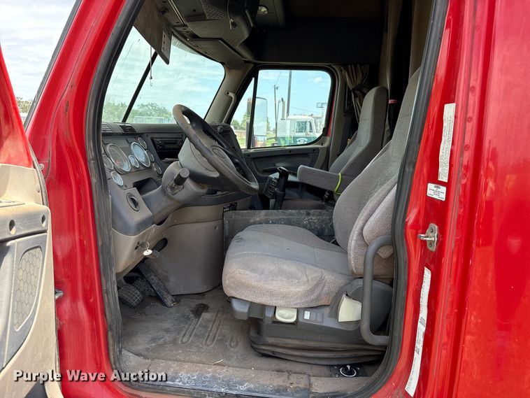 image for item FB6800 2014 Freightliner semi truck