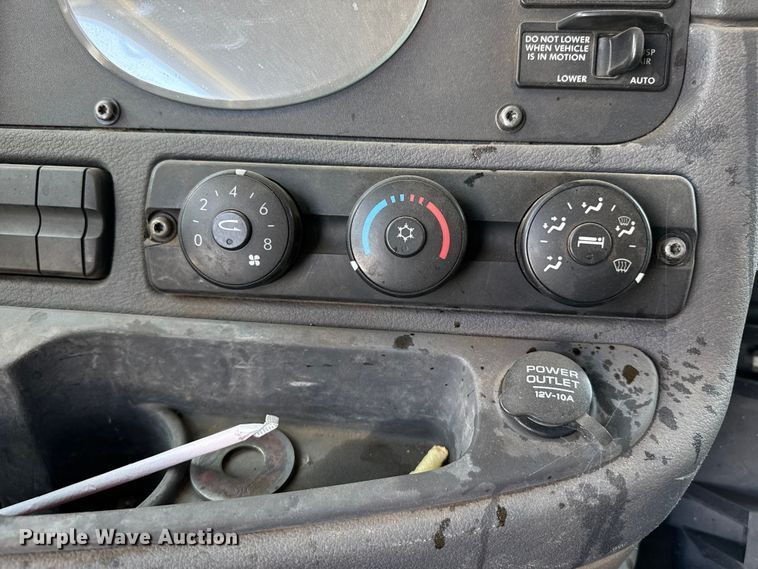 image for item FB6800 2014 Freightliner semi truck