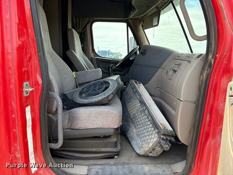image for item FB6800 2014 Freightliner semi truck