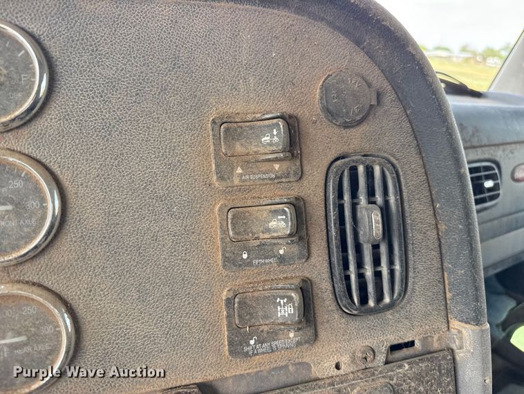 image for item FB6801 2013 Peterbilt 386 semi truck