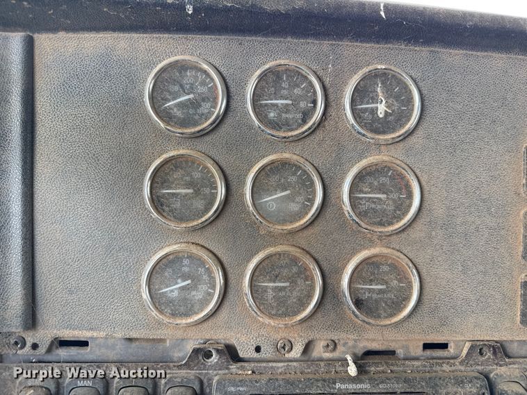 image for item FB6801 2013 Peterbilt 386 semi truck