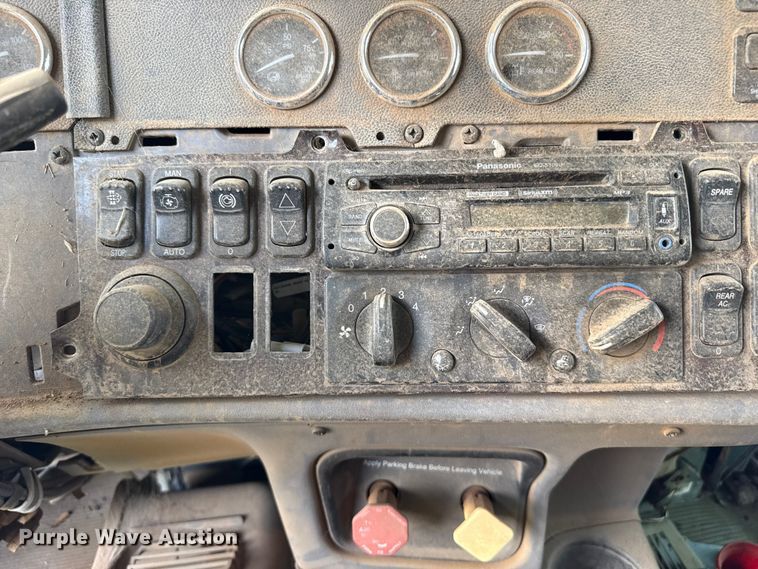 image for item FB6801 2013 Peterbilt 386 semi truck