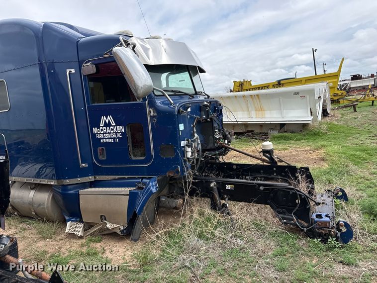 image for item FB6804 2013 Peterbilt 386 semi truck
