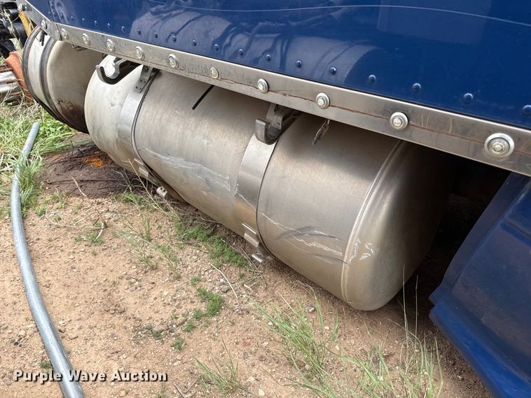 image for item FB6804 2013 Peterbilt 386 semi truck